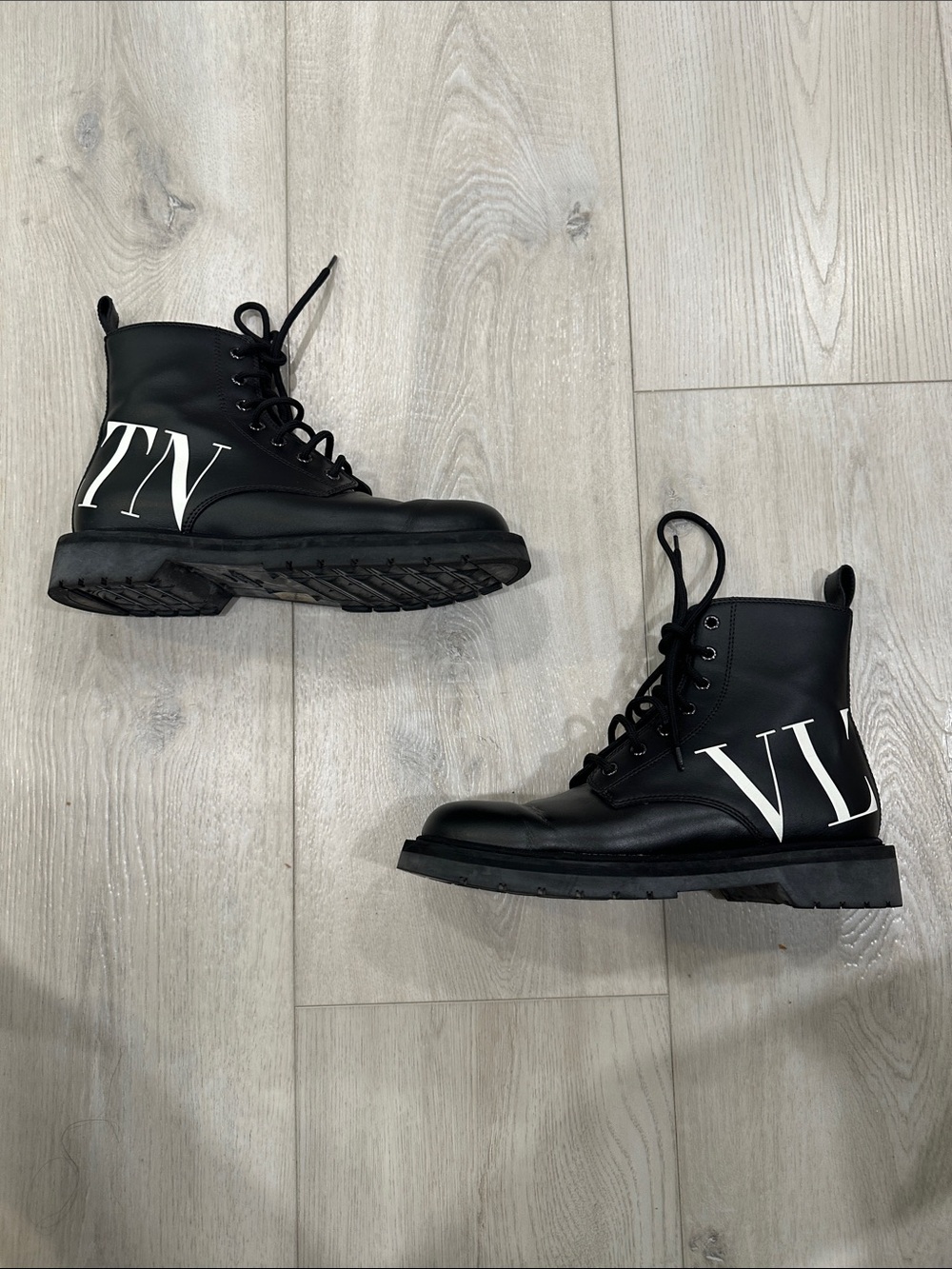 Valentino Garavani Boots Black Leather Size 39